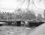 83740 Gezicht op de Willemsbrug over de Stadsbuitengracht te Utrecht, uit het noordwesten.